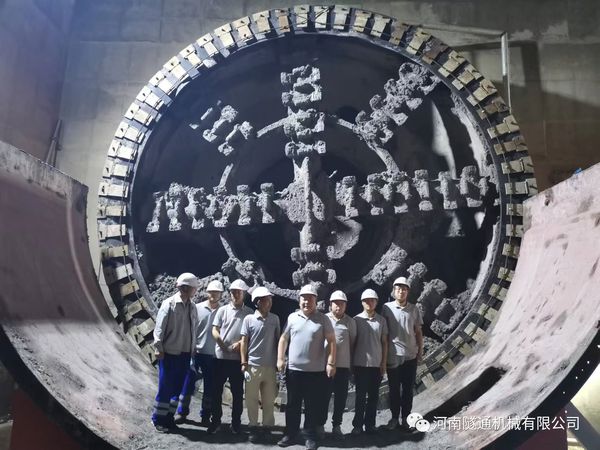 喜訊?。。”本┑罔F17號線左線昨日順利接收成功，北京建工土木工程有限公司攜手河南隧通機(jī)械有限公司為中國現(xiàn)代化建設(shè)再立新功！(圖5)